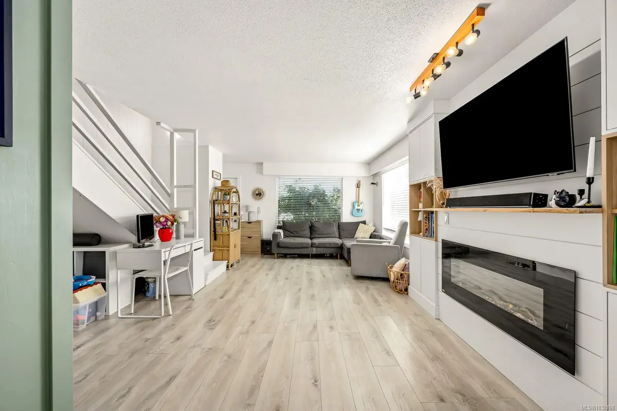 1883 & 1885 England Ave, Courtenay BC V9N 2P7