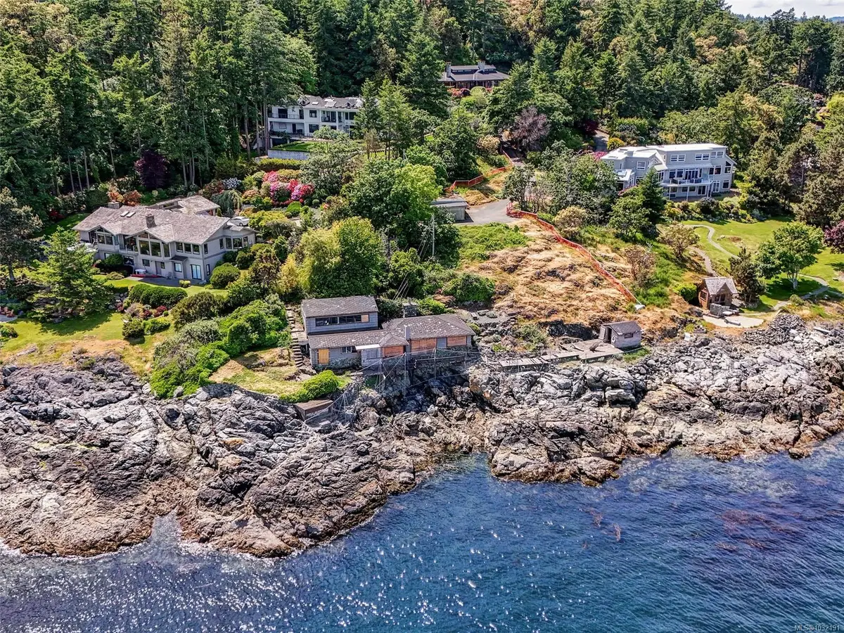 6000 Lockehaven Dr, Saanich BC V8N 4J5