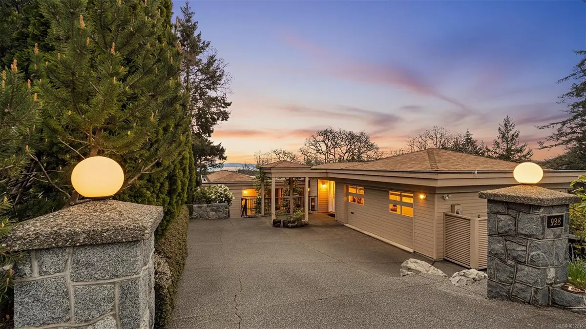 928 Cobblestone Lane, Saanich BC V8Y 3G3