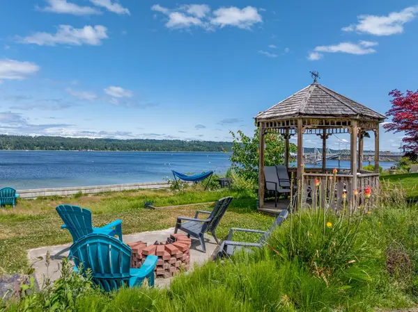 6800 Buckley Bay Frontage Rd, Fanny Bay BC V0R 1W0 - 5 bed, 4.0 bath in Fanny Bay