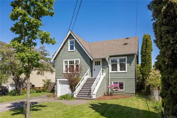2052 Carrick St, Oak Bay BC V8R 2M6