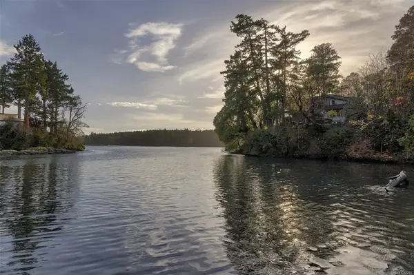 41 Tovey Cres, View Royal BC V9B 1A4