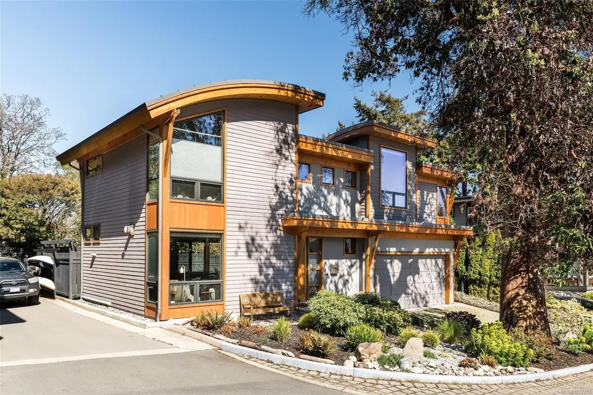 220 Moss Rock Pl, Victoria BC V8S 1E6