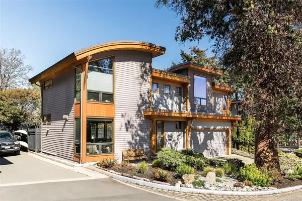220 Moss Rock Pl, Victoria BC V8S 1E6 - 3 bed, 3 bath in Victoria