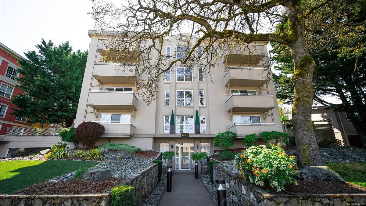 1361 Hillside Ave #204, Victoria BC V8T 2B3
