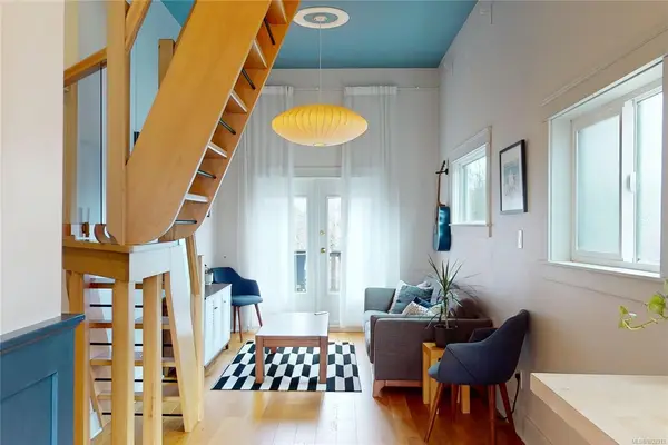 1709 Fernwood Rd, Victoria BC V8T 2Y3