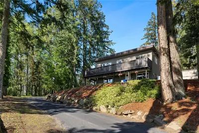 1084 Tatlow Rd, North Saanich BC V8L 5P3