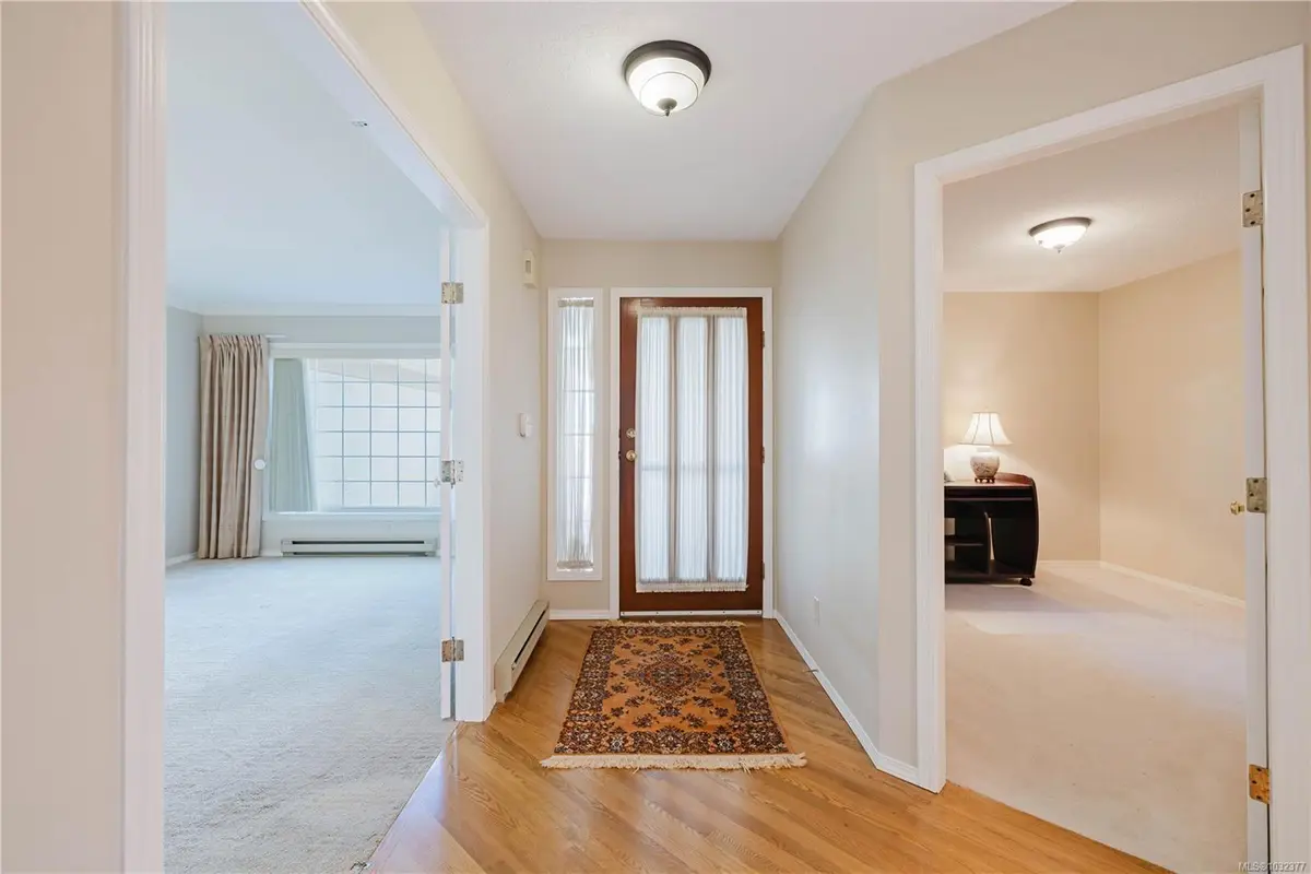 901 Kentwood Lane #4, Saanich BC V8Y 2Y5