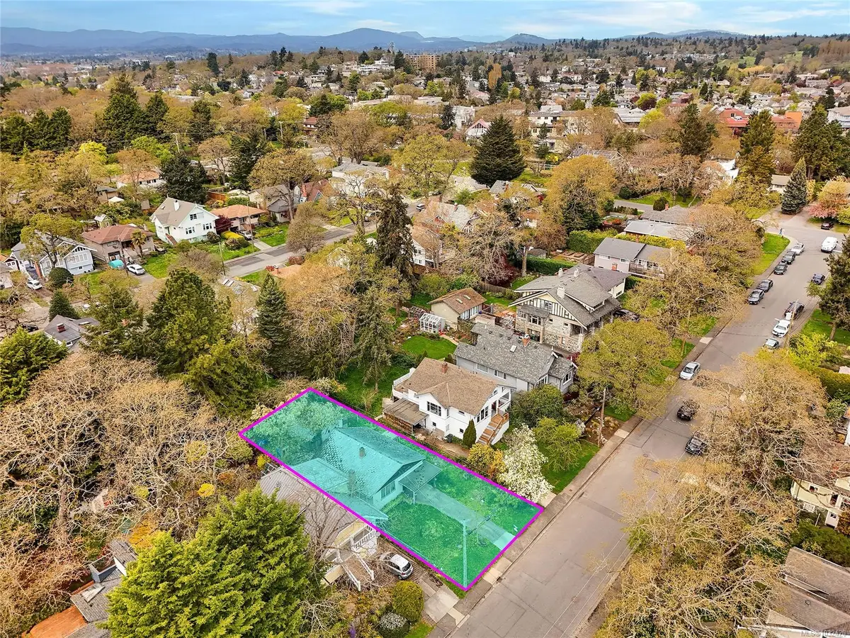 2728 Avebury Ave, Victoria BC V8R 3W4