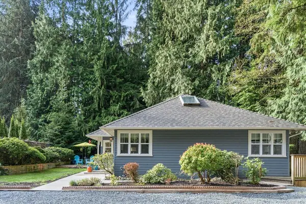324 Chester Rd, Qualicum Beach BC V9K 1B9