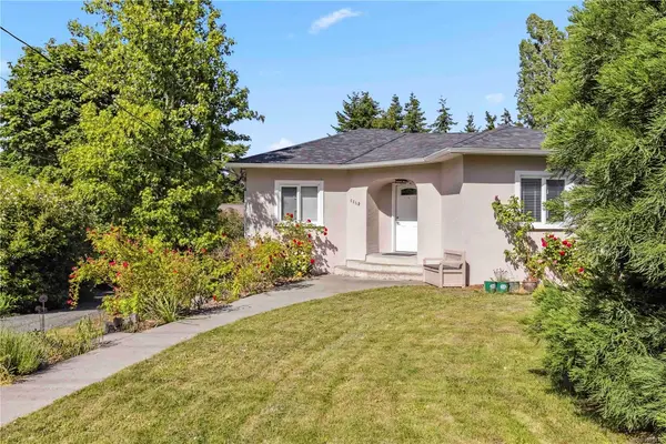 1112 Craigflower Rd, Esquimalt BC V9A 2Y1 - 4 bed, 2 bath in Esquimalt