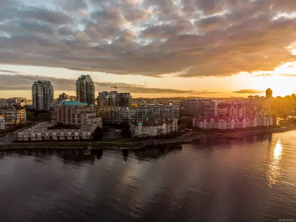 75 Songhees Rd # 306, Victoria BC V9A 7M5