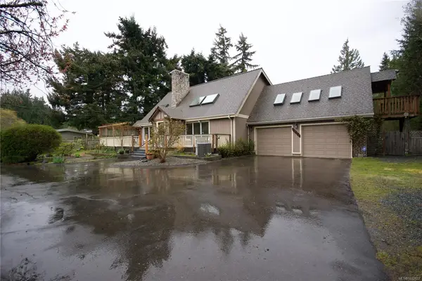 1221 Ganske Rd, Qualicum Beach BC V9K 2G4