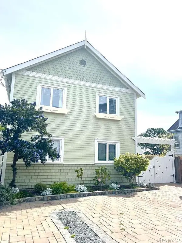 485 Head St, Esquimalt BC V9A 5S1