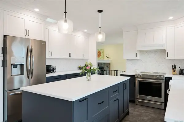 1290 Lidgate Crt, Saanich BC V8Z 7E3