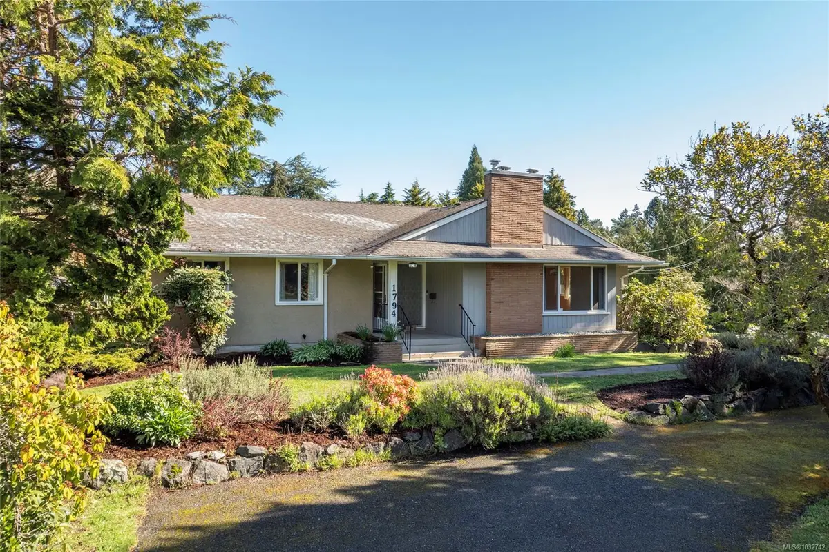 1794 Barrie Rd, Saanich BC V8N 2W7
