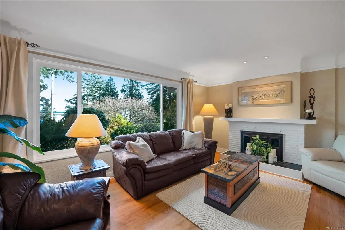 2229 Arbutus Rd, Saanich BC V8N 1V2