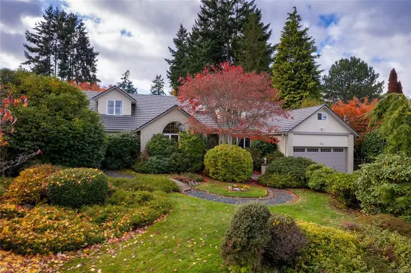 566 Crescent Rd W, Qualicum Beach BC V9K 1J2