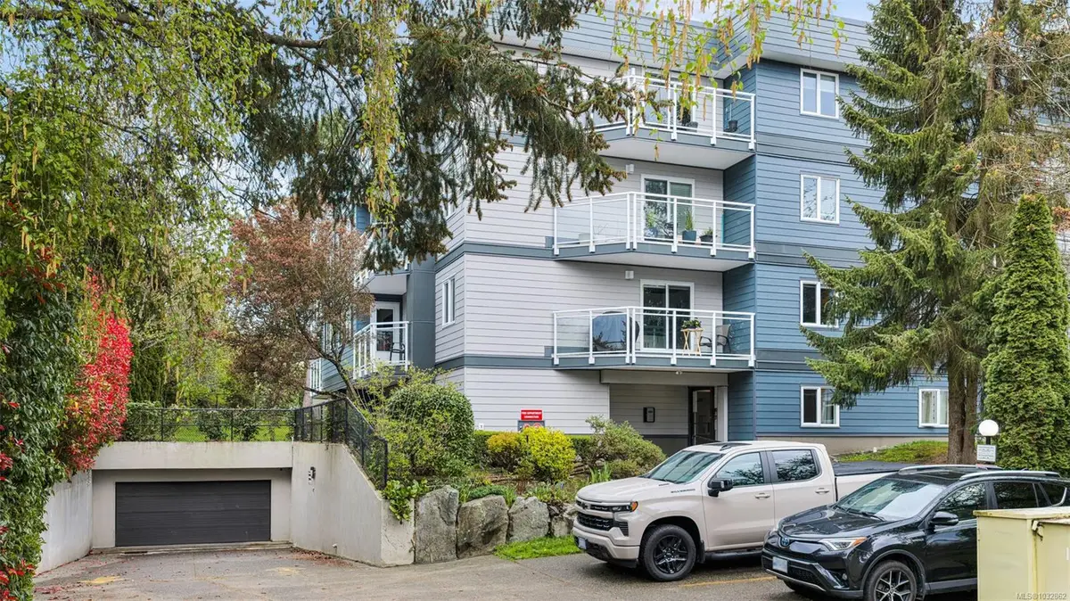 949 Cloverdale Ave # 8, Saanich BC V8X 2T4