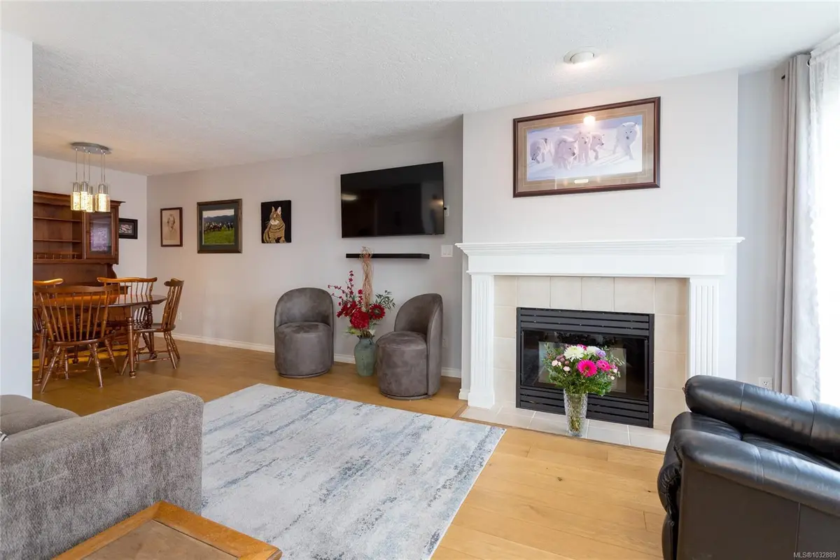 899 Darwin Ave #303, Saanich BC V8X 2X7