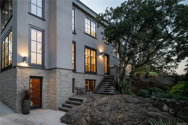 2175 Granite St, Oak Bay BC V8S 3G8