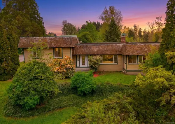 2080 Bear Hill Rd, Central Saanich BC V8X 1M7 - 7 bed, 6 bath in Central Saanich