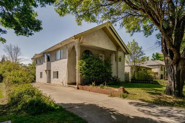 2630 Victor St, Victoria BC V8R 4E2 - 8 bed, 4 bath in Victoria