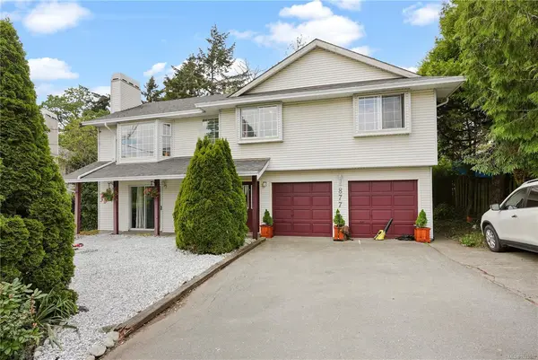 877 Admirals Rd, Esquimalt BC V9A 2P1 - 6 bed, 4.0 bath in Esquimalt