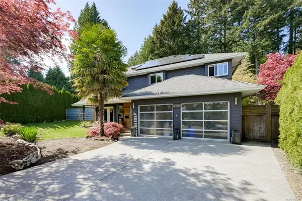 774 Destrube Pl, Saanich BC V8Y 3B2