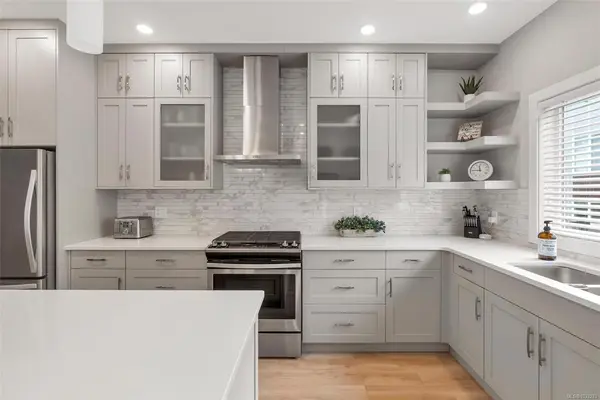 4355 Viewmont Ave # 13, Saanich BC V8Z 5K8