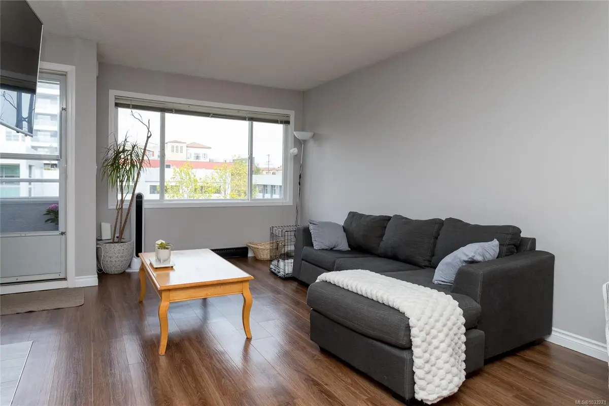 3931 Shelbourne St #315, Saanich BC V8P 4H9