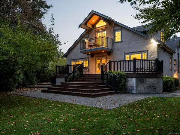 1690 Ash Rd, Saanich BC V8N 2T5