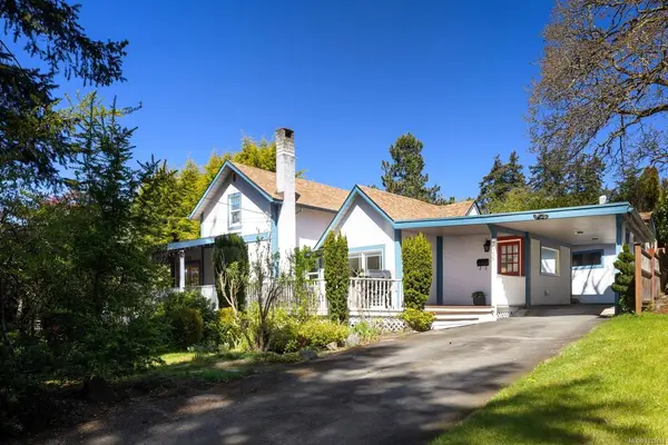 706 Lindsay St, Saanich BC V8Z 3E1