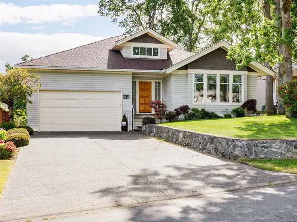 1537 Eric Rd, Saanich BC V8N 5Y6 - 3 bed, 3 bath property for sale in Saanich