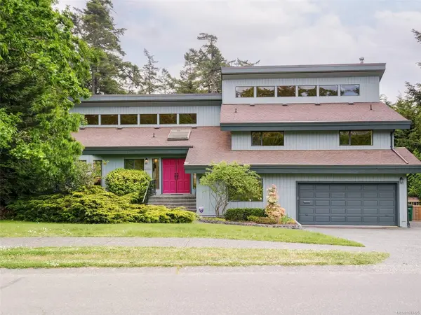 2797 Arbutus Rd, Saanich BC V8N 5X6 - 6 bed, 4 bath in Saanich