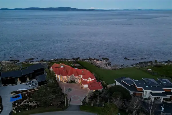 5030 Lockehaven Dr, Saanich BC V8N 4J5