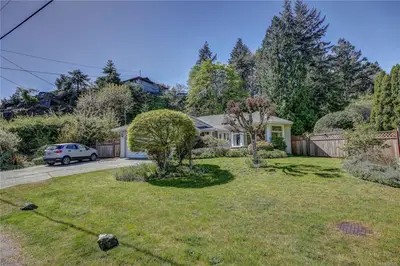 1402 Rose Ann Dr, Nanaimo BC V9T 3Z3