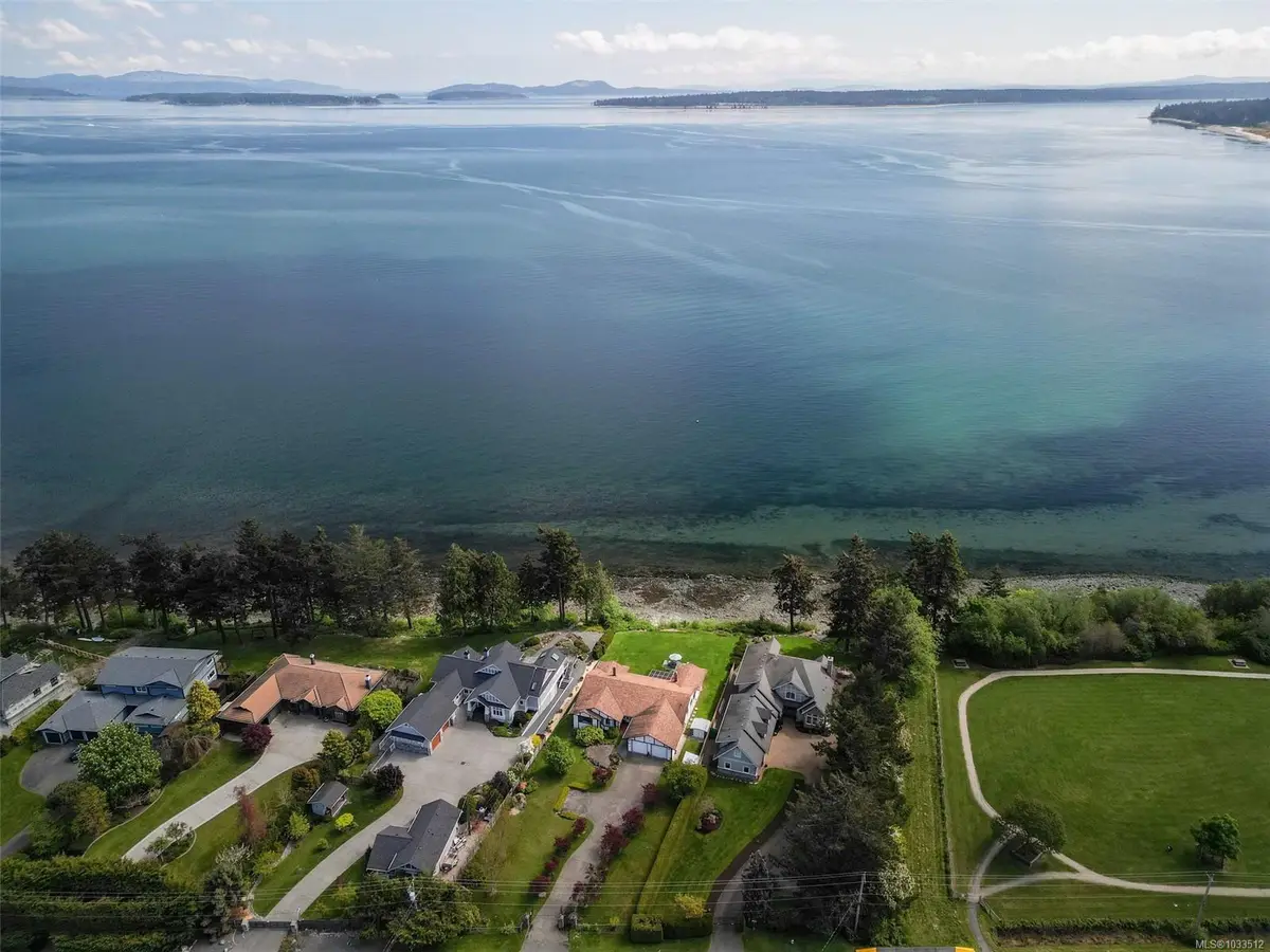 8877 Lochside Dr, North Saanich BC V8L 1N1