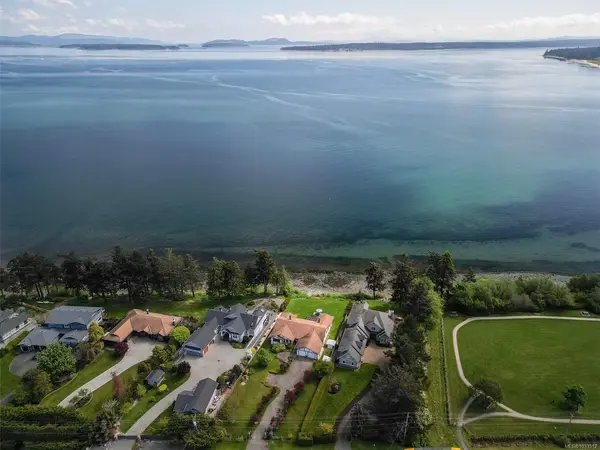 8877 Lochside Dr, North Saanich BC V8L 1N1