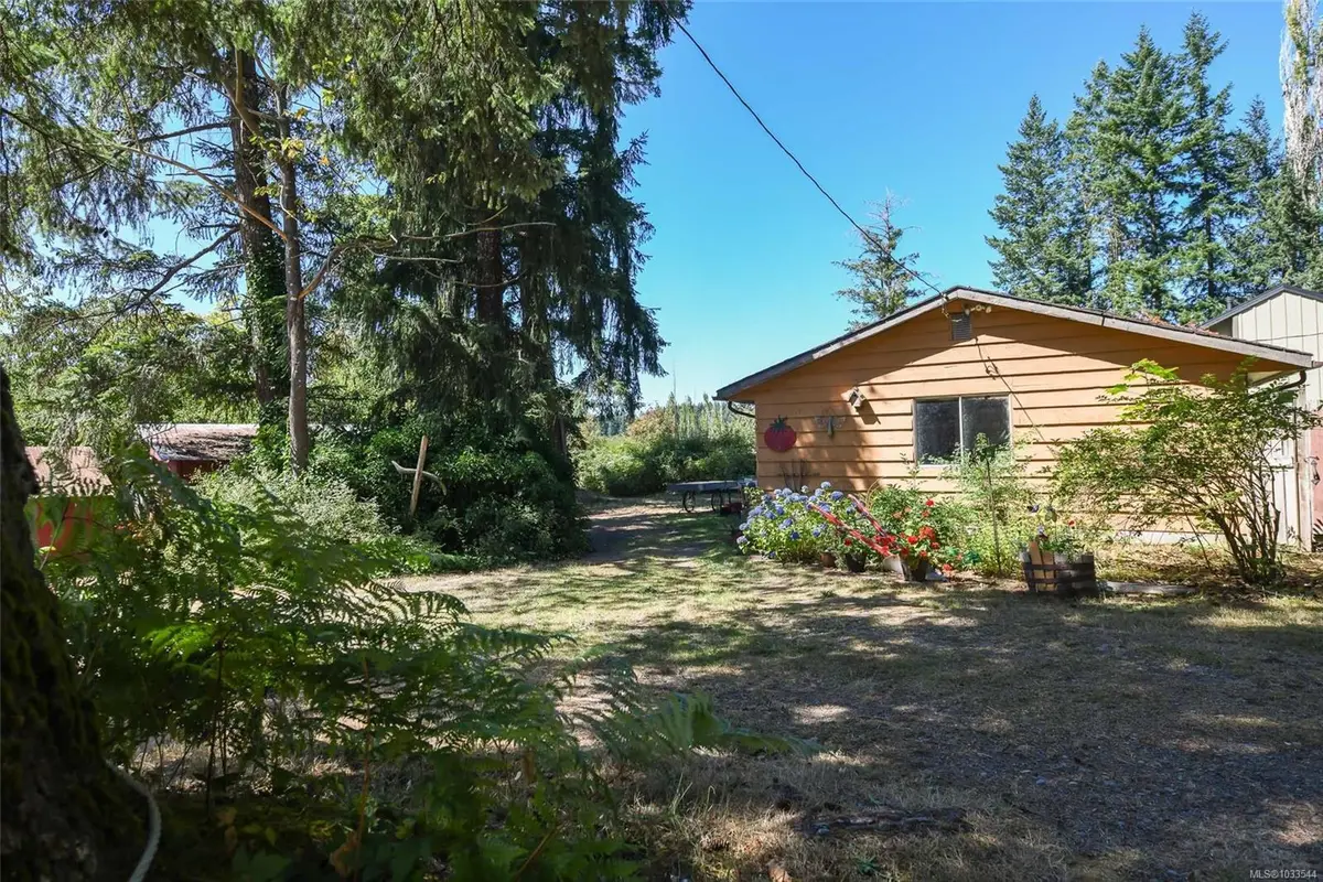5835 Island Hwy N, Courtenay BC V9J 1T3