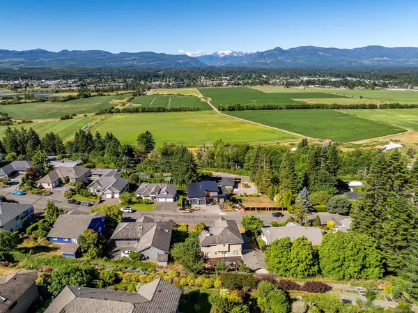 1418 Valley View Dr, Courtenay BC V9N 8T3