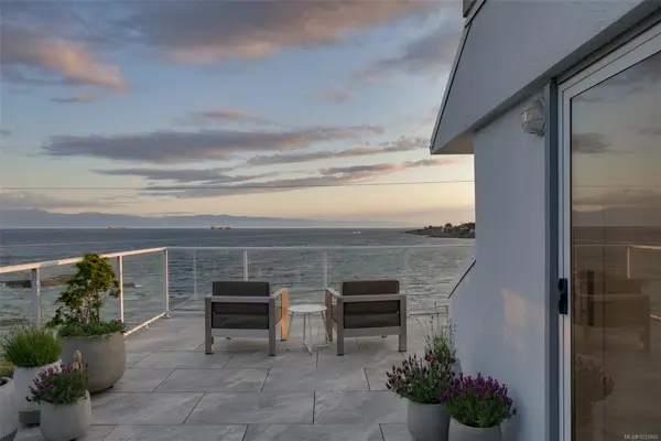 554 Beach Dr, Oak Bay BC V8S 2M5 - 4 bed, 4 bath in Oak Bay