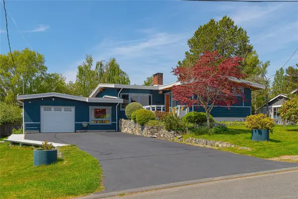 4348 Harder Rd, Saanich BC V8Z 5L4 - 3 bed, 3 bath in Saanich