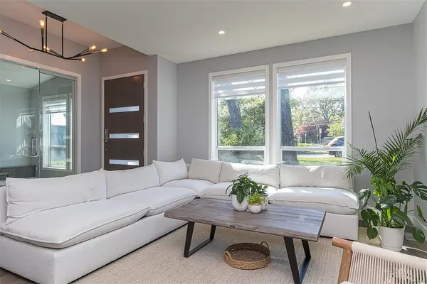 909 Bank St, Victoria BC V8S 4B1