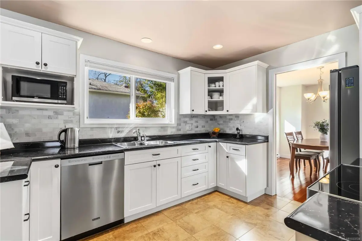 4120 Ambassy Pl, Saanich BC V8X 2M4