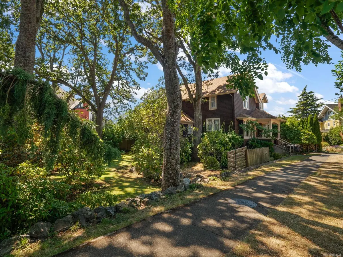 1353 Craigdarroch Rd, Victoria BC V8S 2A6