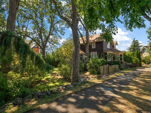 1353 Craigdarroch Rd, Victoria BC V8S 2A6 - 4 bed, 3 bath in Victoria