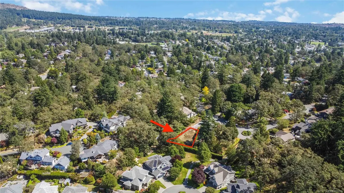 929 Woodhall Lane, Saanich BC V8X 3L7
