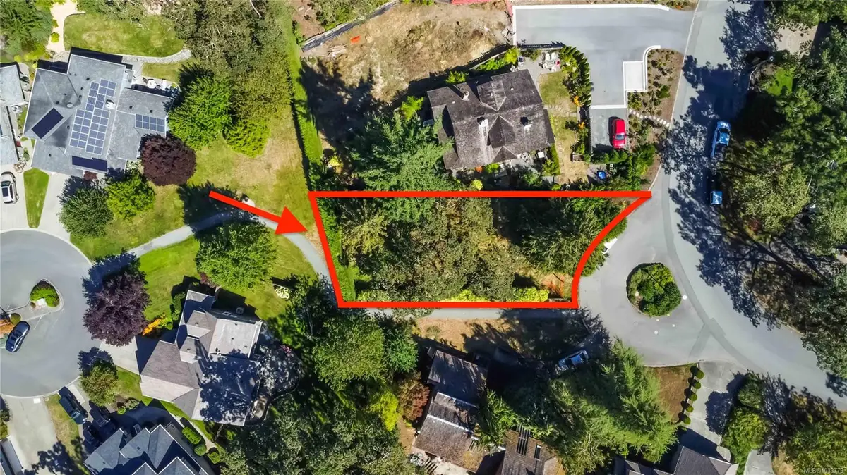 933 Woodhall Dr, Saanich BC V8X 3L7