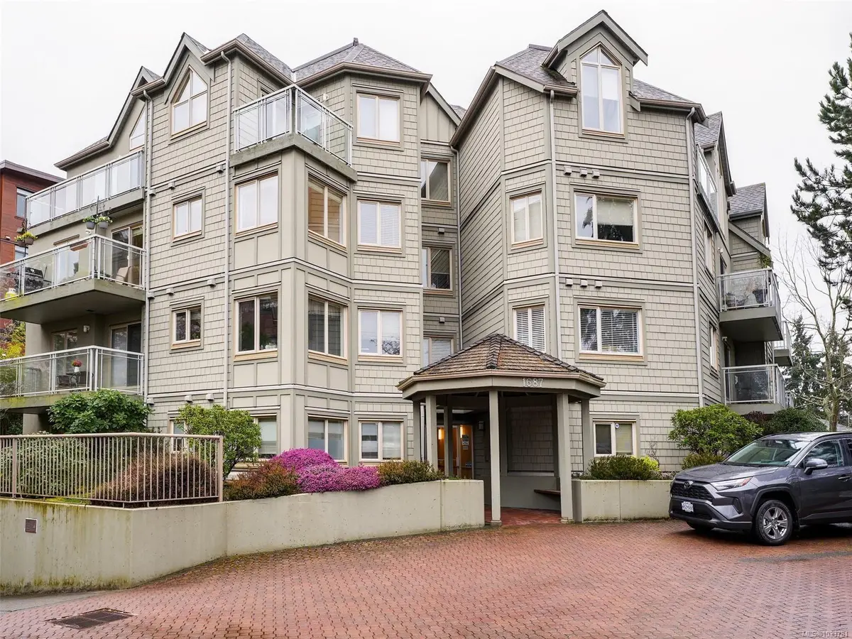 1687 Poplar Ave #301, Saanich BC V8P 4K5